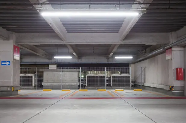 Auto parkt diskret in einer Seitenstrasse bei Nacht