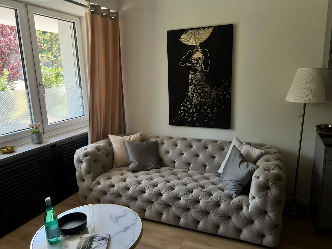 Romantisch eingerichtetes Apartment mit grossem Bett und stimmungsvoller Beleuchtung