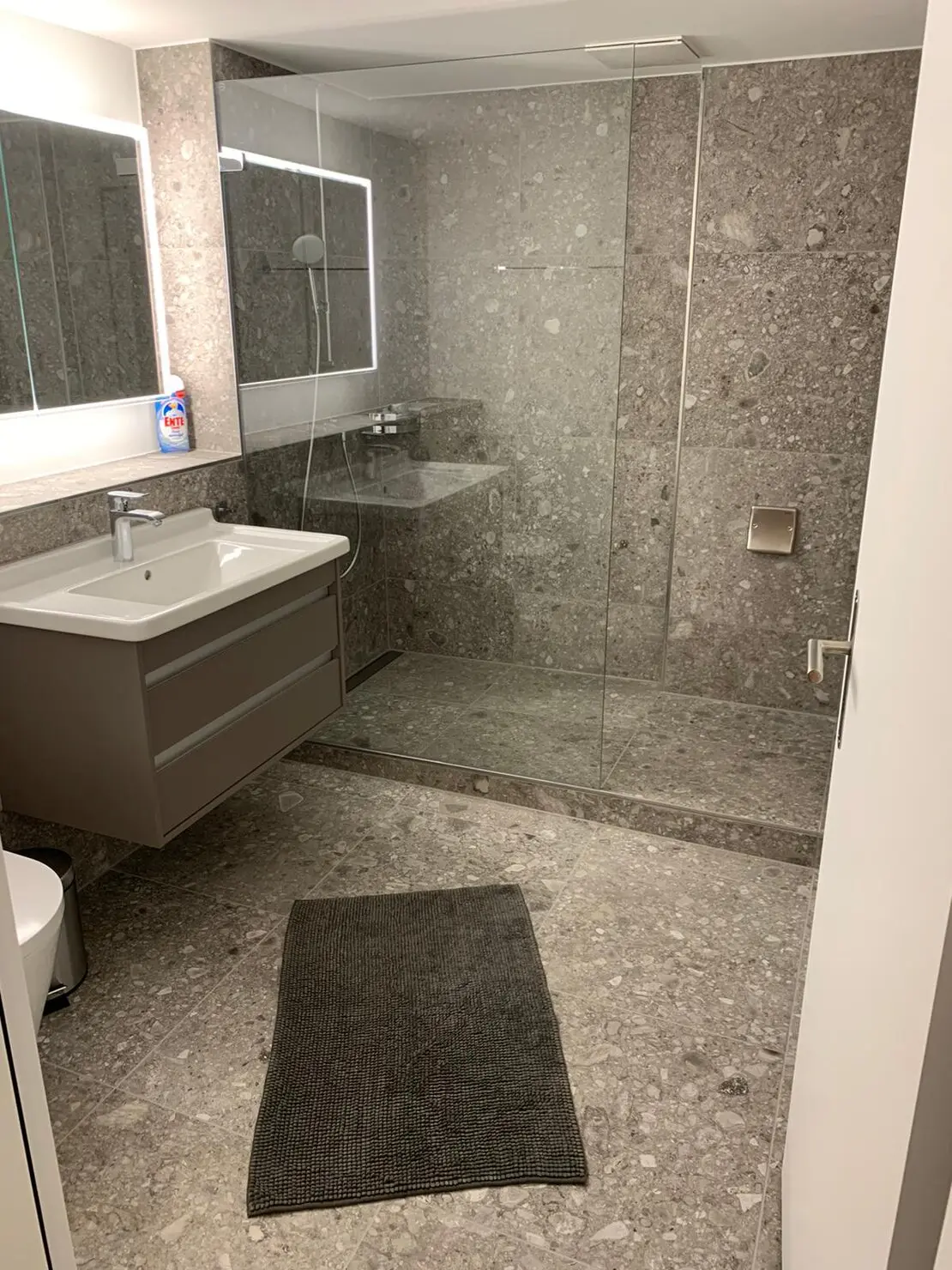 Modernes Badezimmer mit Dusche und frischen Handtüchern