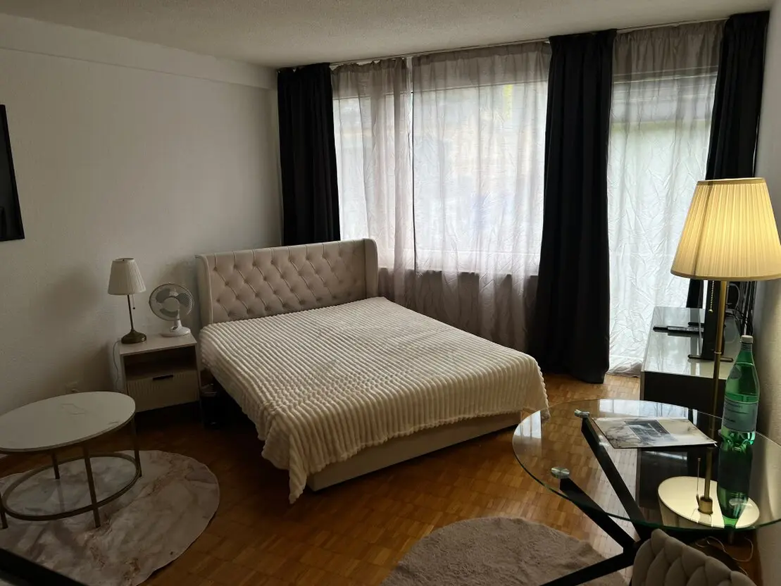 Stilvolles Apartment mit roten Akzenten und indirekter Beleuchtung