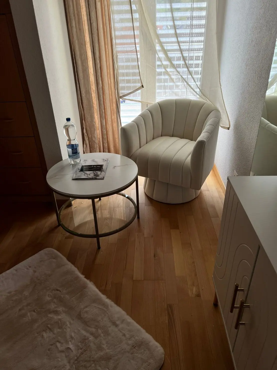 Apartment mit Zugang zu einem kleinen Balkon mit Ausblick