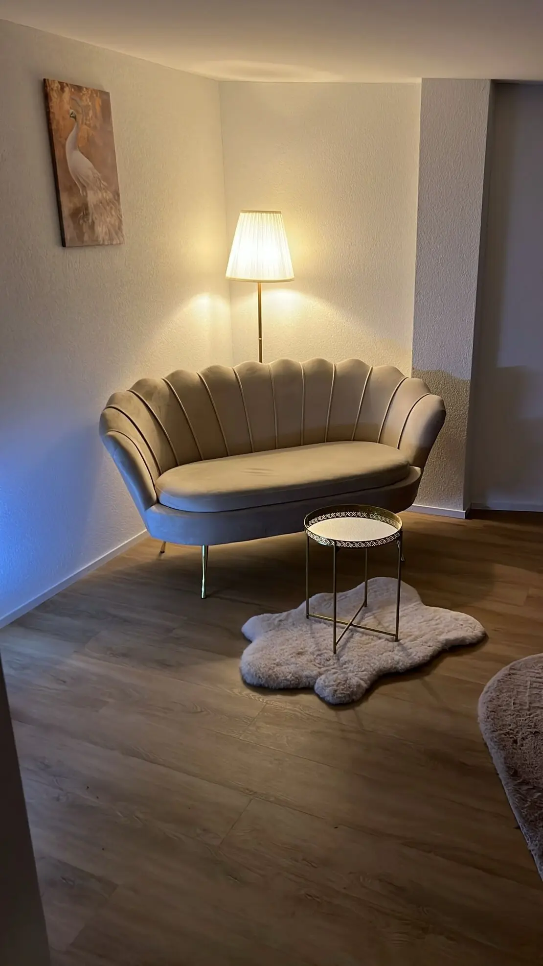 Gemütliches Apartment mit Holzelementen und warmem Licht