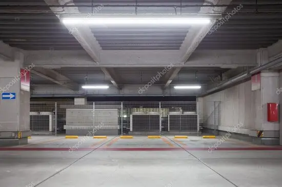 Auto parkt diskret in einer Seitenstrasse bei Nacht