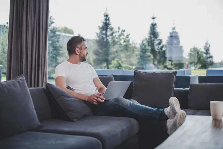 Laptop auf einem Sofa in einem modernen Apartment