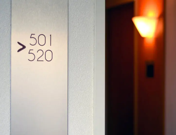 Diskreter Apartment-Eingang in einem ruhigen Hausflur