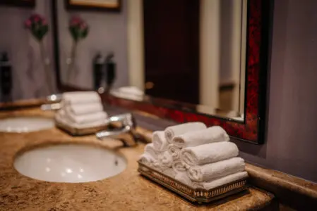 Reinigungskraft richtet ein sauberes Bad in einem modernen Apartment her