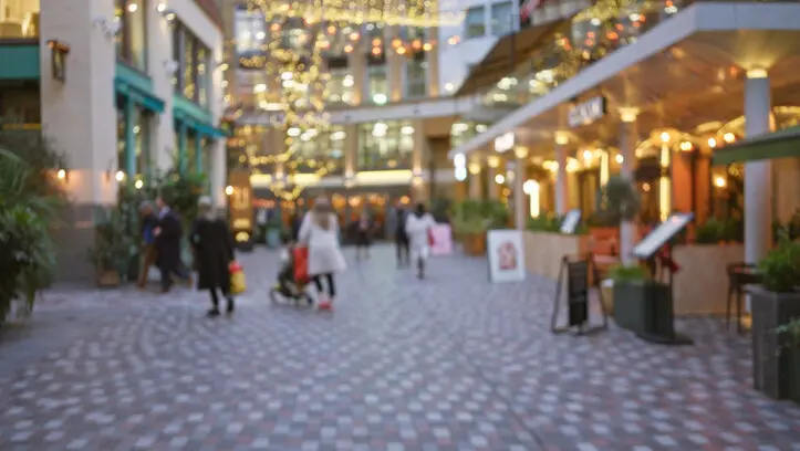 Einkaufsstrasse mit Cafés in einer Stadt